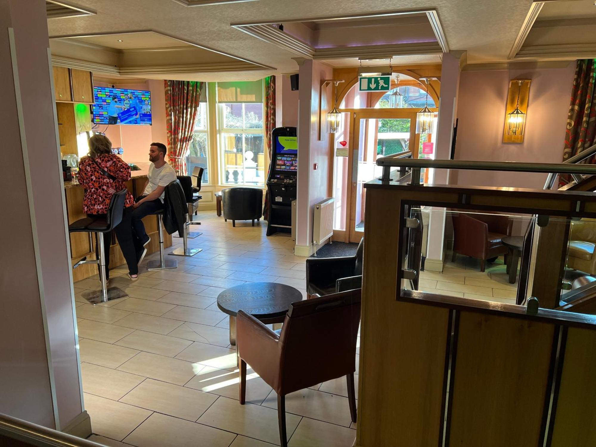 Southport Metro Hotel Bagian luar foto