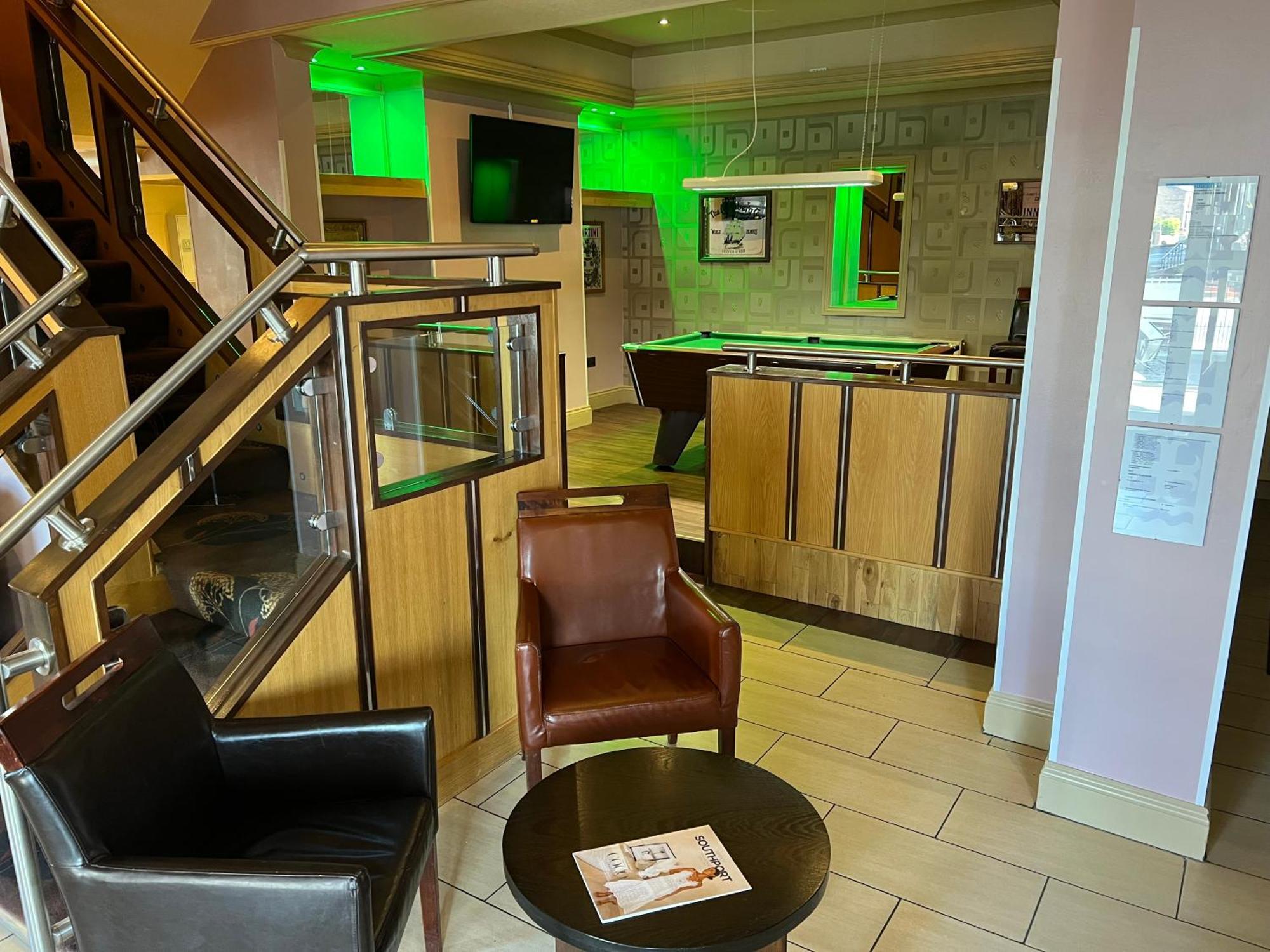 Southport Metro Hotel Bagian luar foto