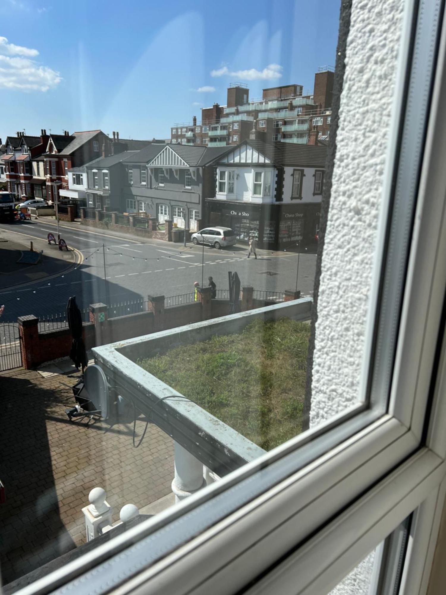 Southport Metro Hotel Bagian luar foto